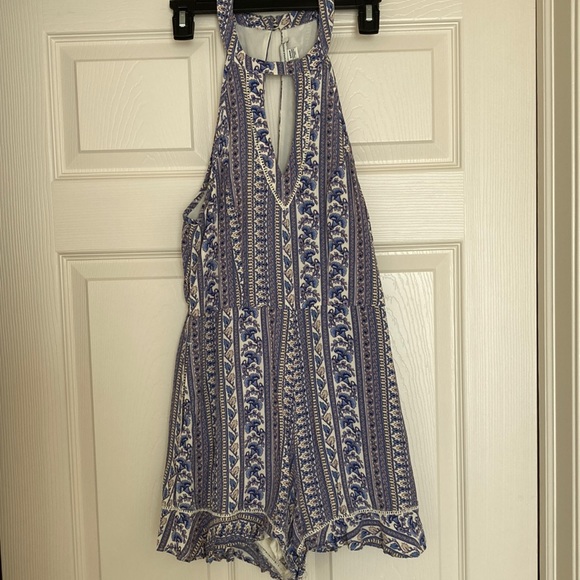 Super cute patterned romper! - Picture 1 of 6